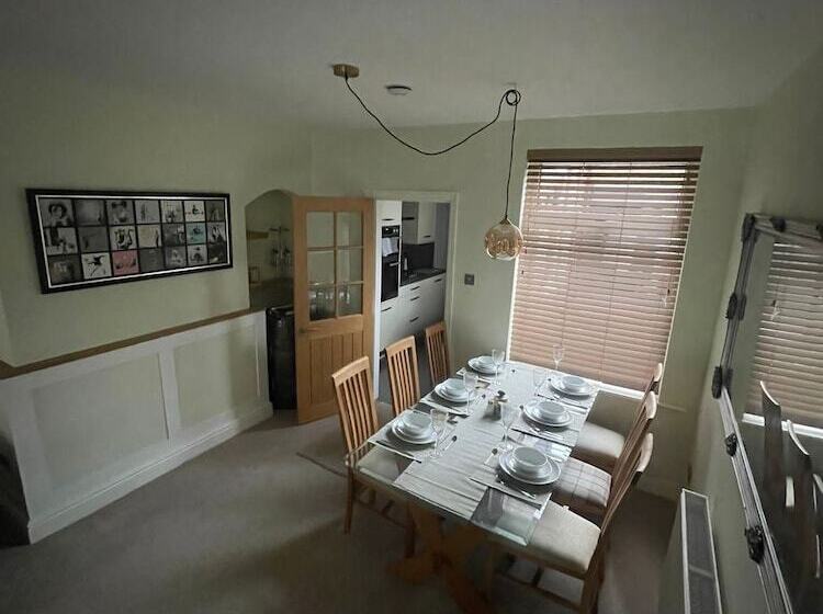 إقامة Impeccable 3 Bed House In York