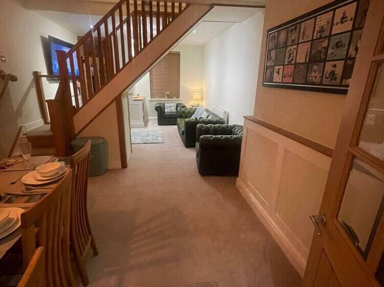 إقامة Impeccable 3 Bed House In York