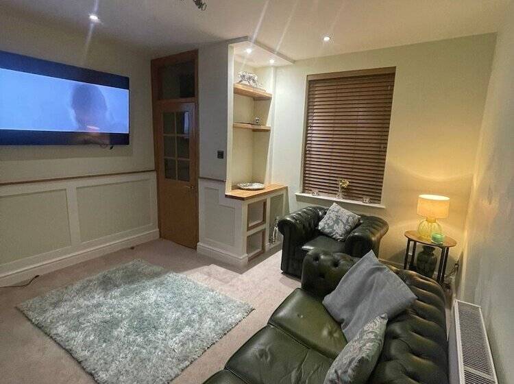 إقامة Impeccable 3 Bed House In York