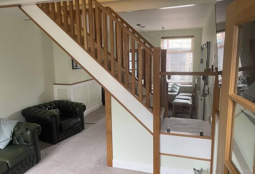 إقامة Impeccable 3 Bed House In York