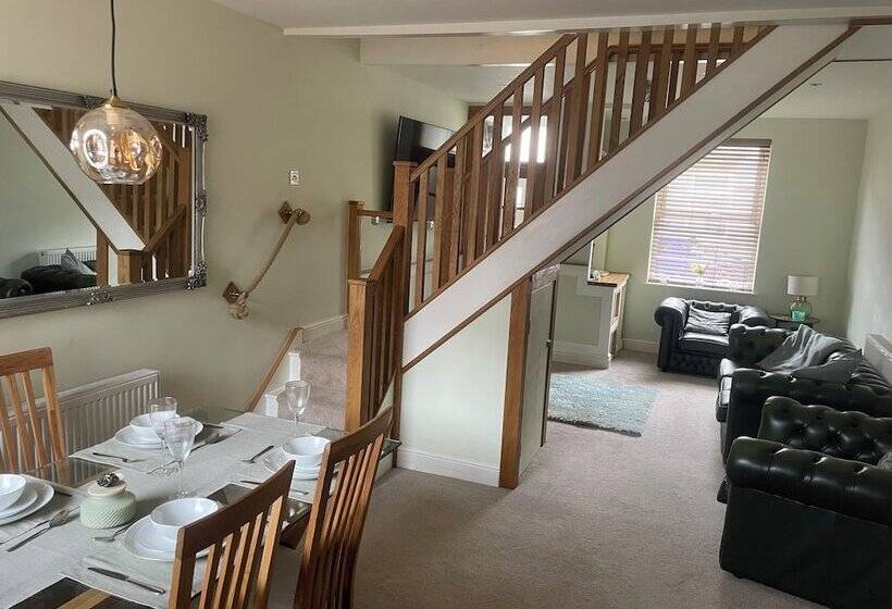 إقامة Impeccable 3 Bed House In York
