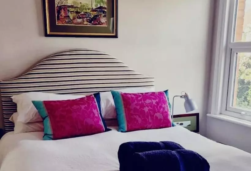 Residenssi Inviting 2 Bed Character House Stamford