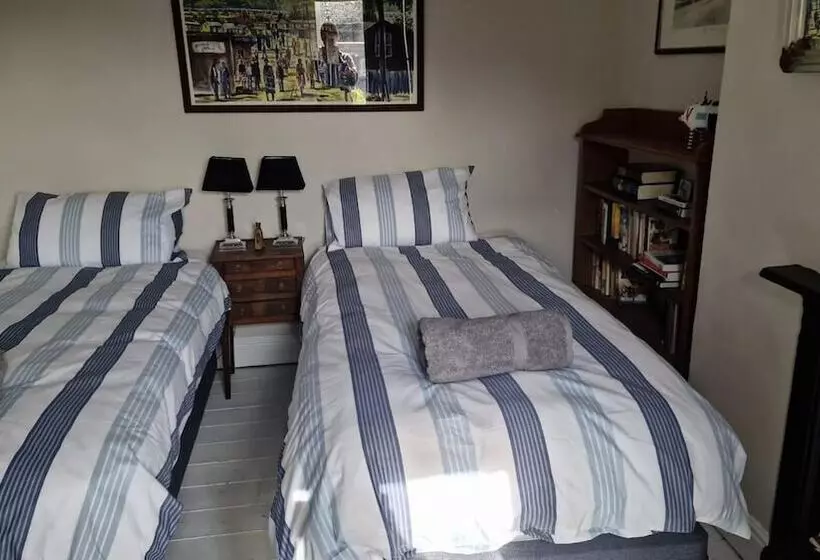 Residenssi Inviting 2 Bed Character House Stamford