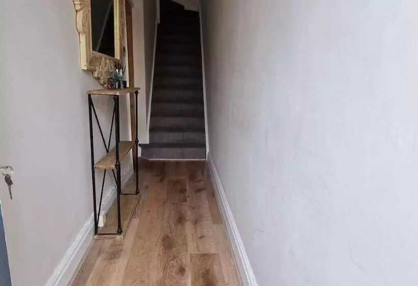 Residenssi Inviting 2 Bed Character House Stamford