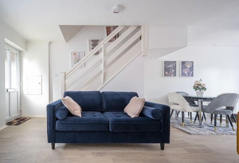 Residenza Luxurious 2 Bed House In Dartford