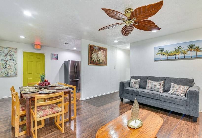 Sunny Houston Home: Near Golfing & Nature Trails