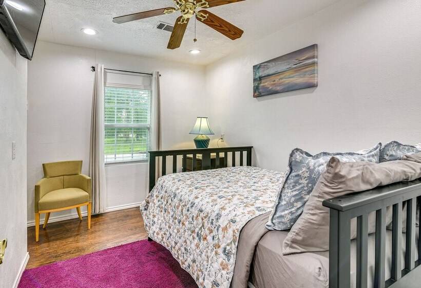 Sunny Houston Home: Near Golfing & Nature Trails