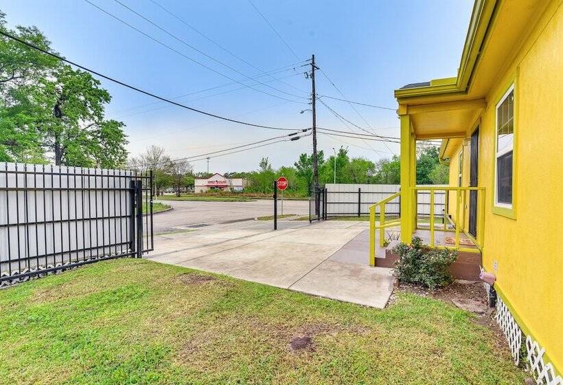 Sunny Houston Home: Near Golfing & Nature Trails