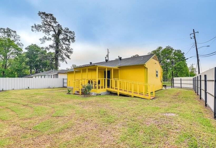 Sunny Houston Home: Near Golfing & Nature Trails