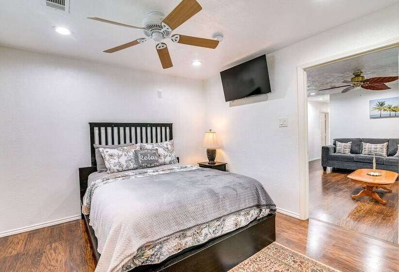 Sunny Houston Home: Near Golfing & Nature Trails