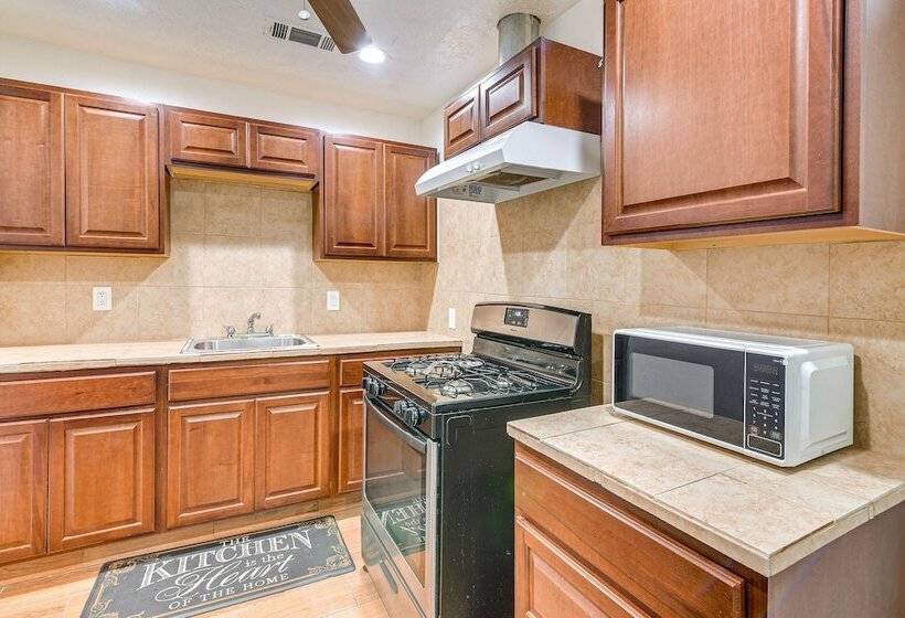 Sunny Houston Home: Near Golfing & Nature Trails