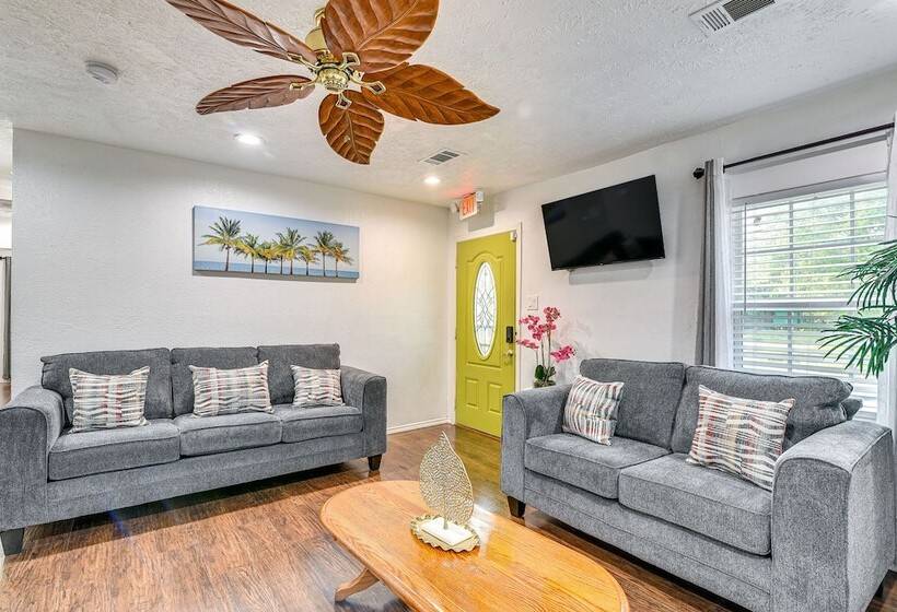 Sunny Houston Home: Near Golfing & Nature Trails