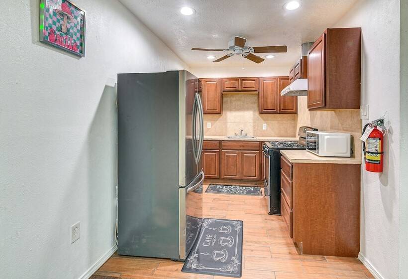 Sunny Houston Home: Near Golfing & Nature Trails