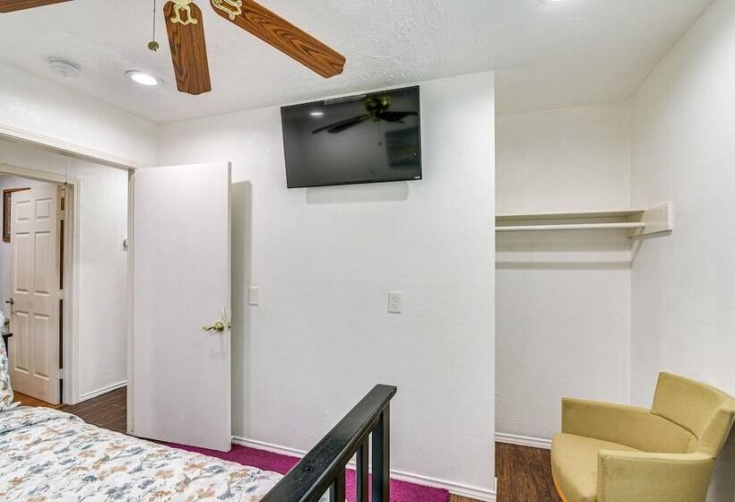 Sunny Houston Home: Near Golfing & Nature Trails