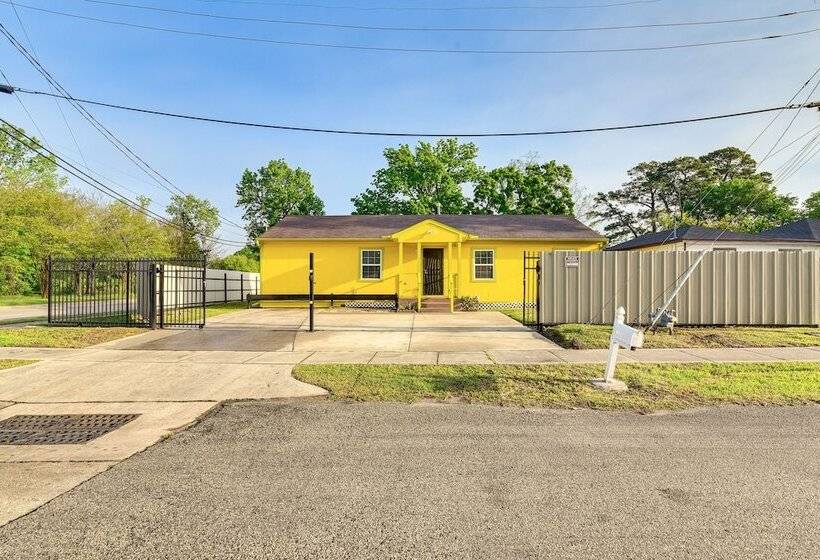 Sunny Houston Home: Near Golfing & Nature Trails