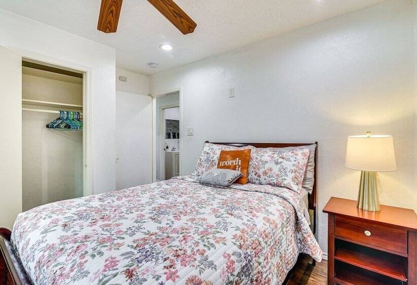 Sunny Houston Home: Near Golfing & Nature Trails