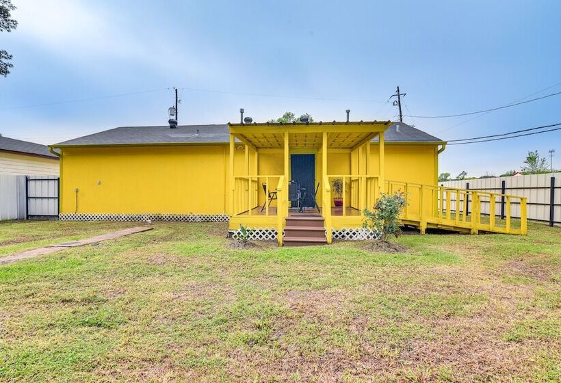 Sunny Houston Home: Near Golfing & Nature Trails