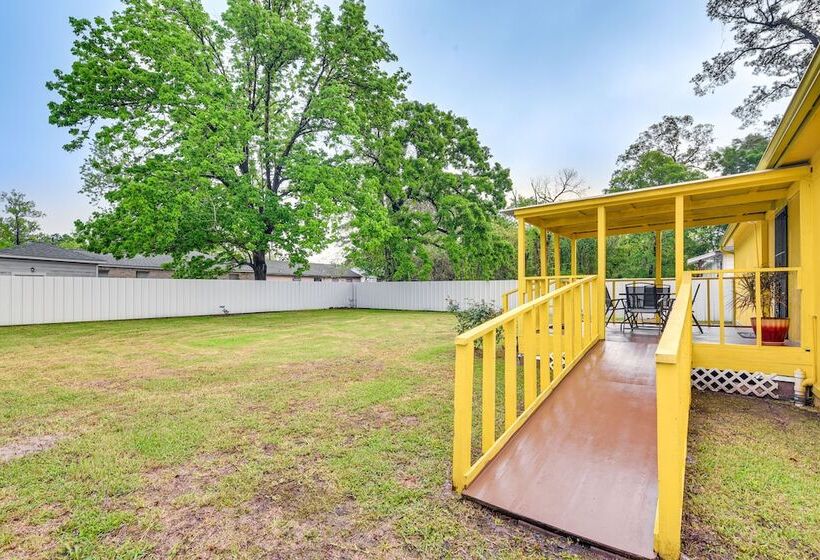 Sunny Houston Home: Near Golfing & Nature Trails