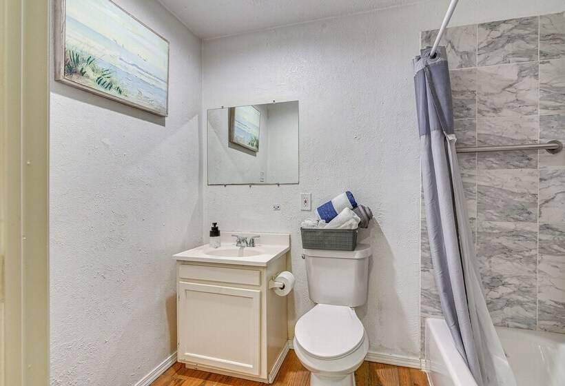 Sunny Houston Home: Near Golfing & Nature Trails