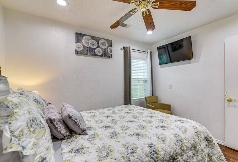 Sunny Houston Home: Near Golfing & Nature Trails