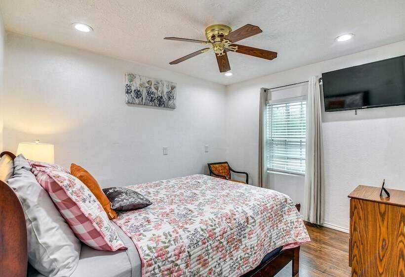 Sunny Houston Home: Near Golfing & Nature Trails