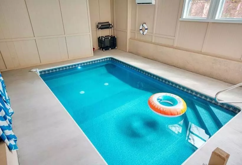 Bluestem By Avantstay Incredible Views W/ Large Balcony & Indoor Pool!
