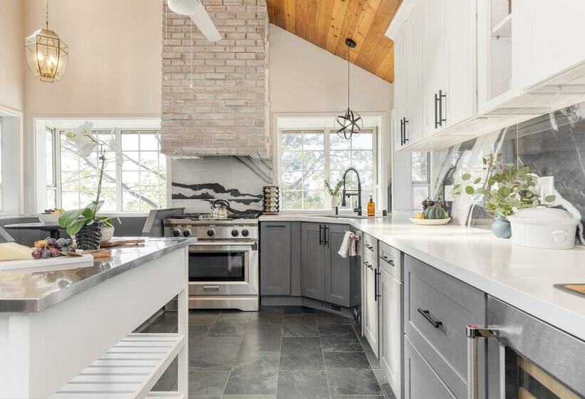 Enchanted Forest By Avantstay Indoor Hot Tub!