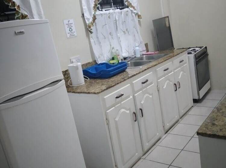 مسافرخانه Hilltop View Guesthouse