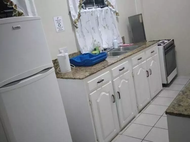 مسافرخانه Hilltop View Guesthouse