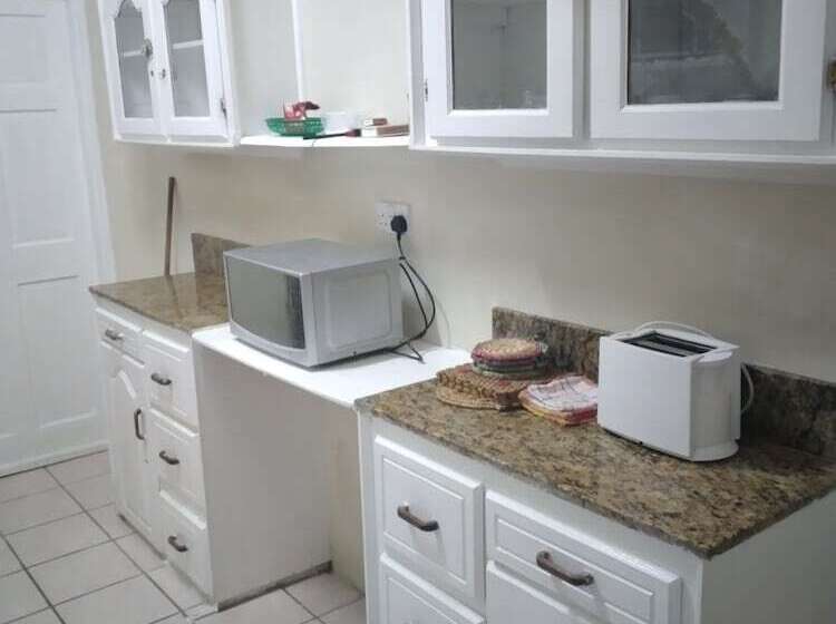 مسافرخانه Hilltop View Guesthouse