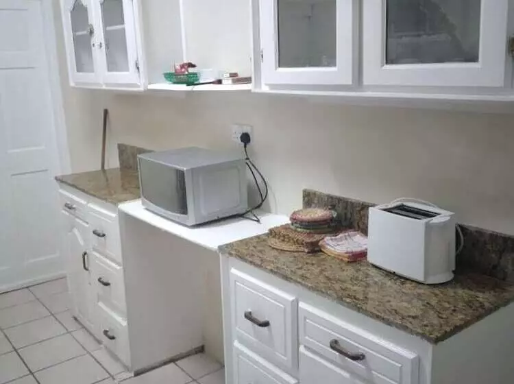 مسافرخانه Hilltop View Guesthouse