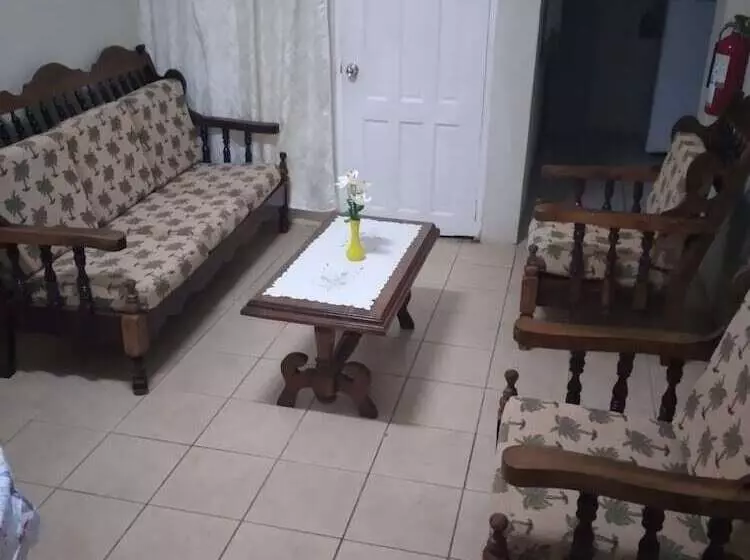 مسافرخانه Hilltop View Guesthouse