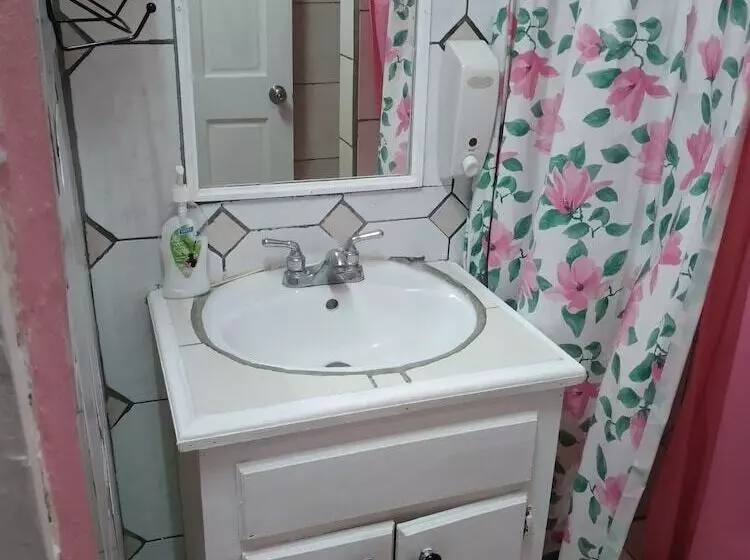 مسافرخانه Hilltop View Guesthouse