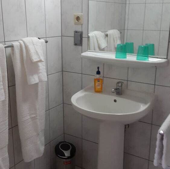 تختخواب و صبحانه Ade's Domicil