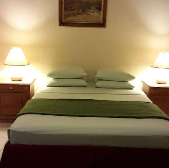 تختخواب و صبحانه Ade's Domicil