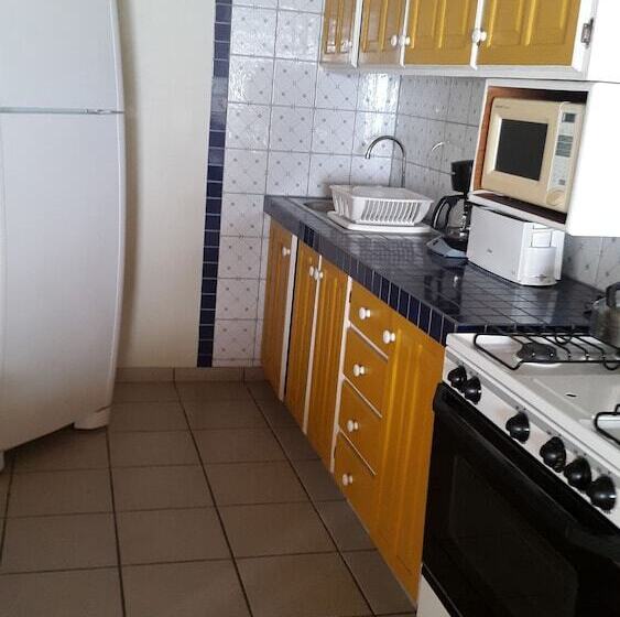 تختخواب و صبحانه Ade's Domicil