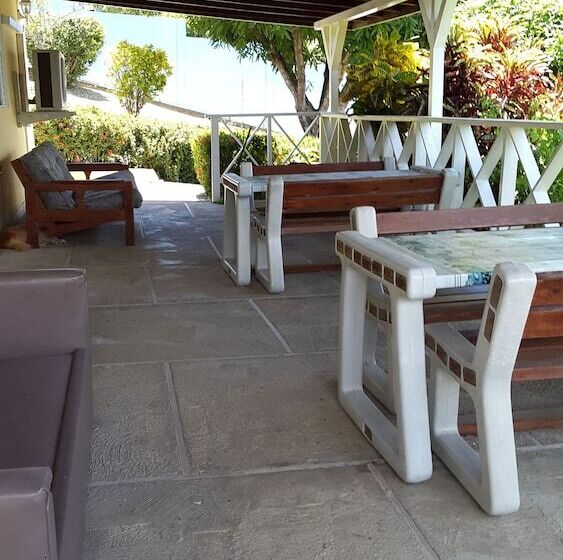 تختخواب و صبحانه Ade's Domicil