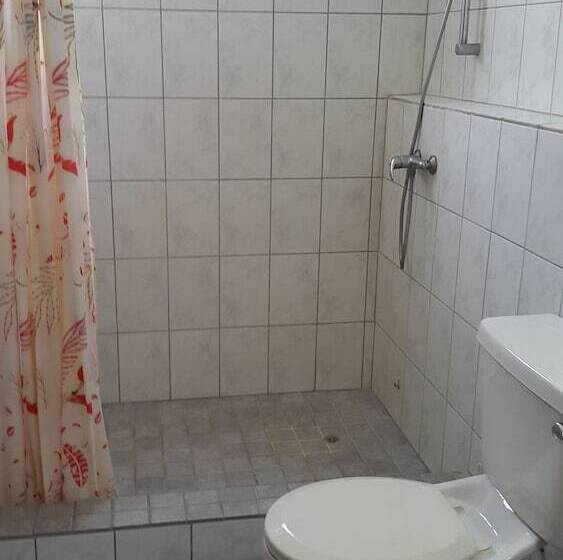 تختخواب و صبحانه Ade's Domicil