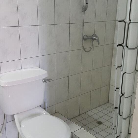 تختخواب و صبحانه Ade's Domicil