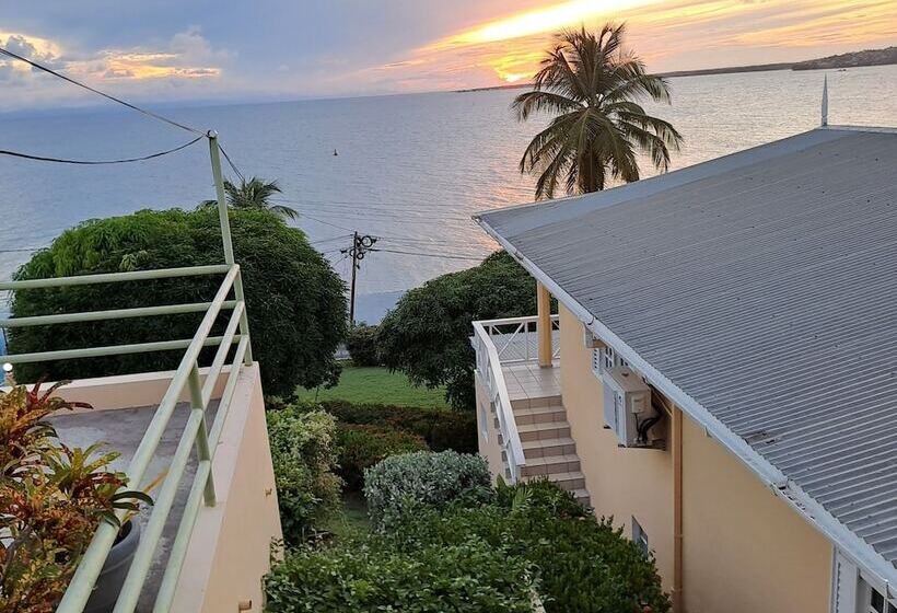 تختخواب و صبحانه Ade's Domicil