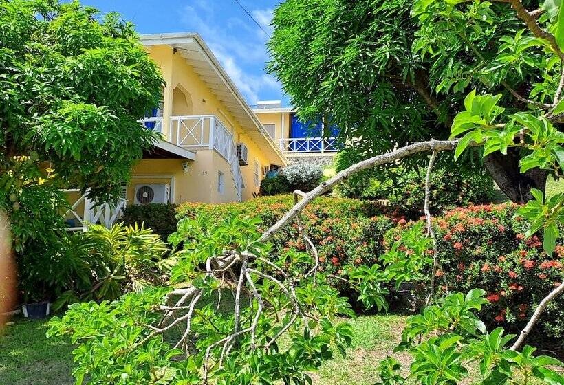 تختخواب و صبحانه Ade's Domicil