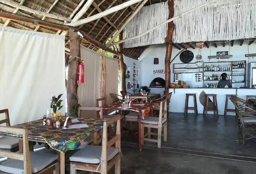 تختخواب و صبحانه Bahari Beach Bungalows