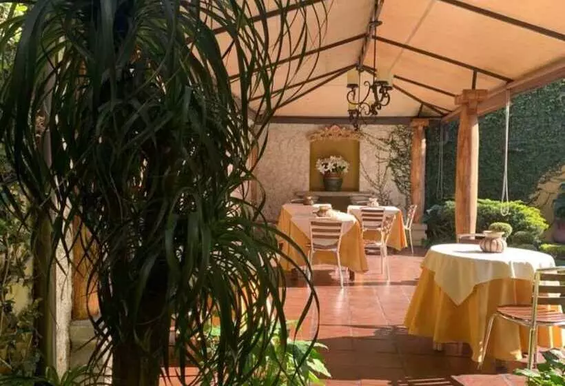 ベッドアンドブレックファースト Hostal Villa Toscana