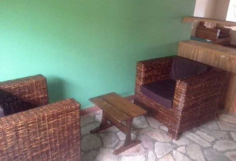 هتل Little Woods Inn