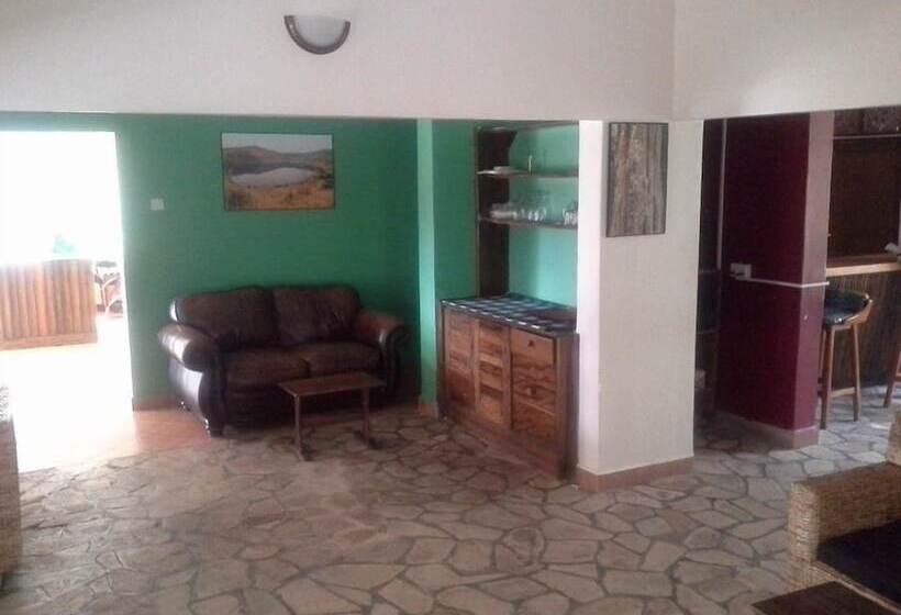 هتل Little Woods Inn