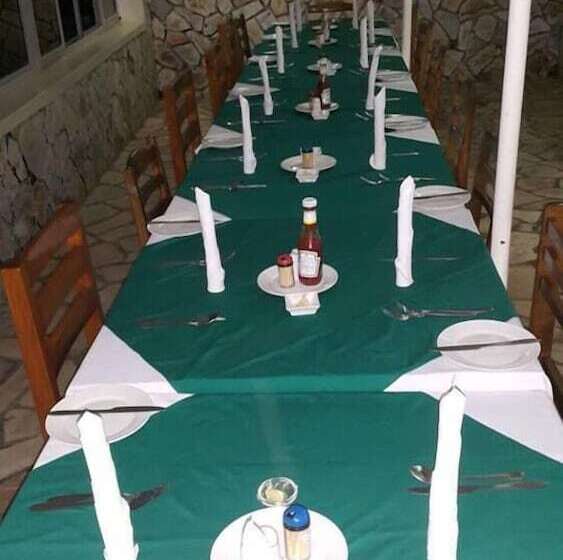 هتل Little Woods Inn