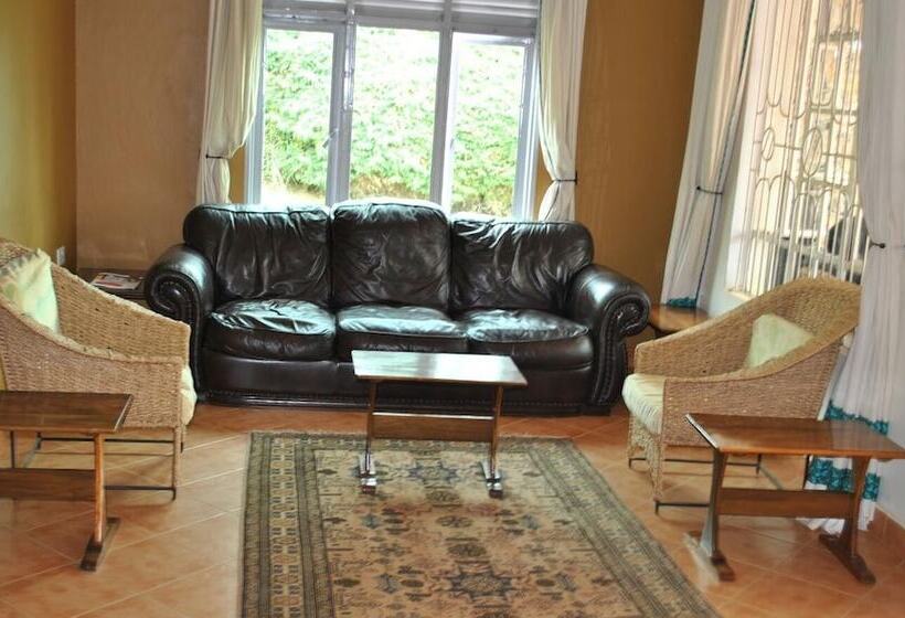 هتل Little Woods Inn