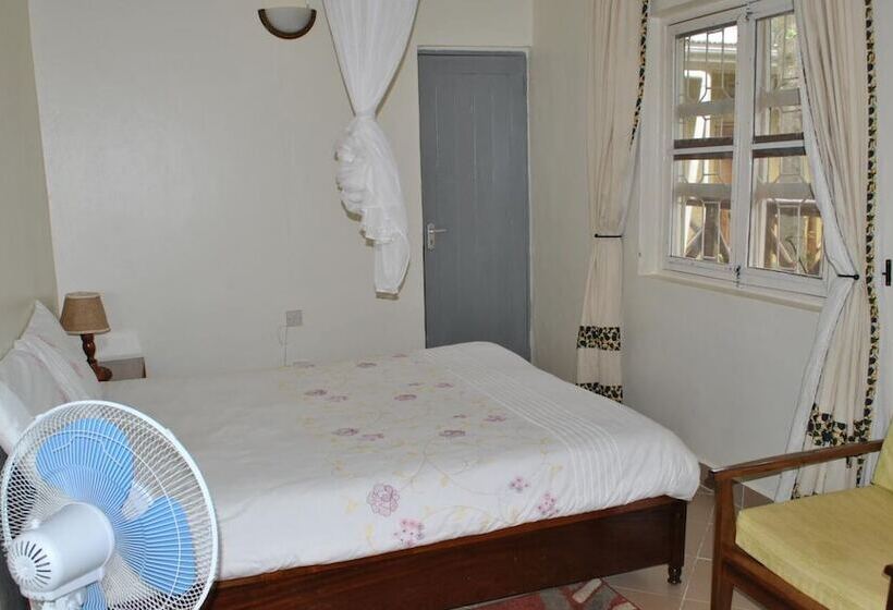 هتل Little Woods Inn