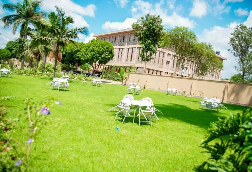 هتل Lush Garden