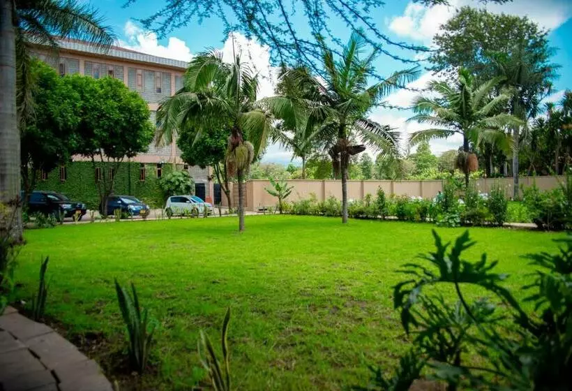 هتل Lush Garden